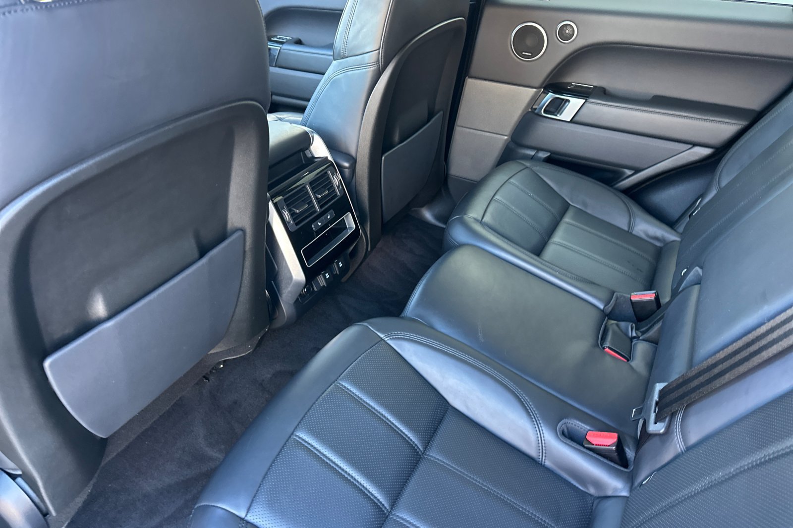 Used 2018 Land Rover Range Rover Sport HSE AWD/4WD image 4