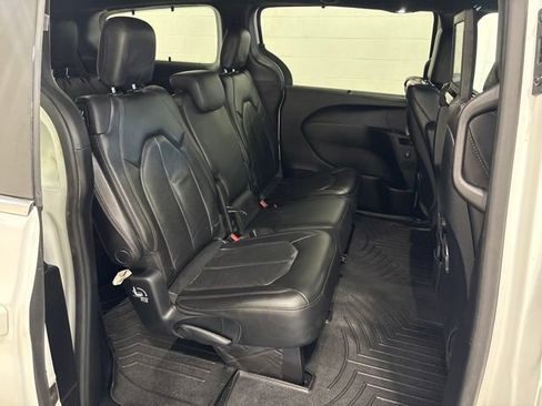 Used 2020 Chrysler Pacifica Touring-L FWD image 46
