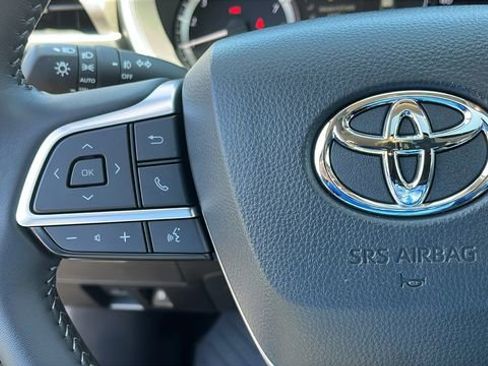 Certified 2025 Toyota Highlander XLE AWD/4WD image 12