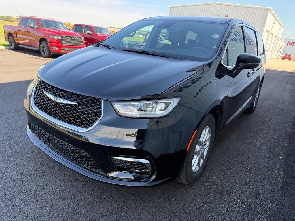 Used 2026 Chrysler Pacifica Select FWD image 4