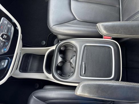 Used 2024 Chrysler Pacifica Touring-L image 30