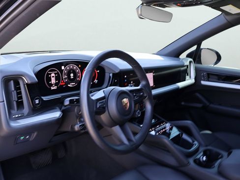 Used 2024 Porsche Cayenne AWD/4WD image 4