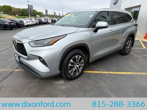 Used 2023 Toyota Highlander XLE AWD/4WD image 3