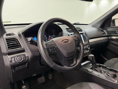 Used 2018 Ford Explorer XLT w/ Equipment Group 202A AWD/4WD image 16