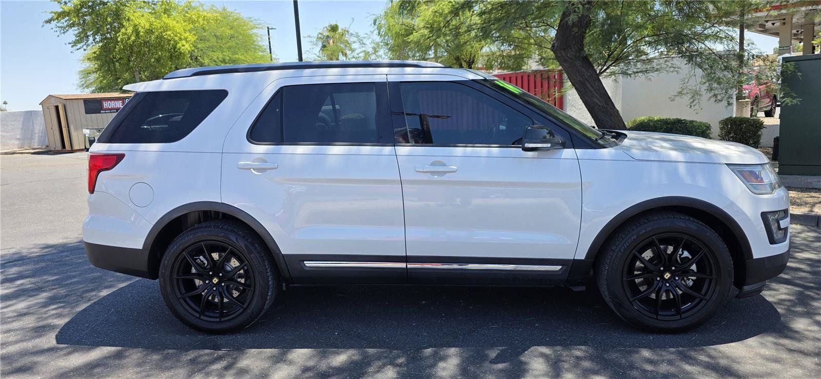 Used 2016 Ford Explorer XLT w/ Equipment Group 201A FWD image 4