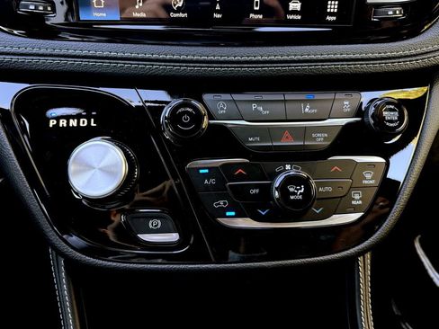 New 2026 Chrysler Pacifica Limited w/ Uconnect Theater Family Group image 30