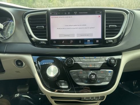 Used 2023 Chrysler Pacifica Touring-L FWD image 18