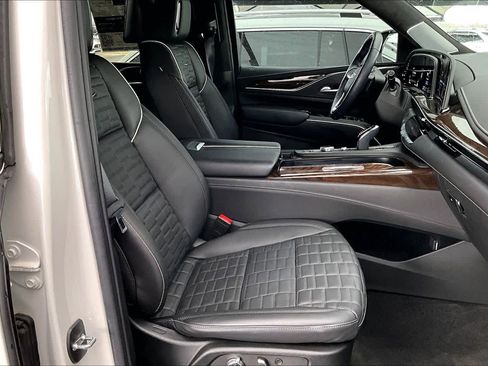 Used 2024 Cadillac Escalade Sport Platinum w/ LPO, ONYX Package image 8