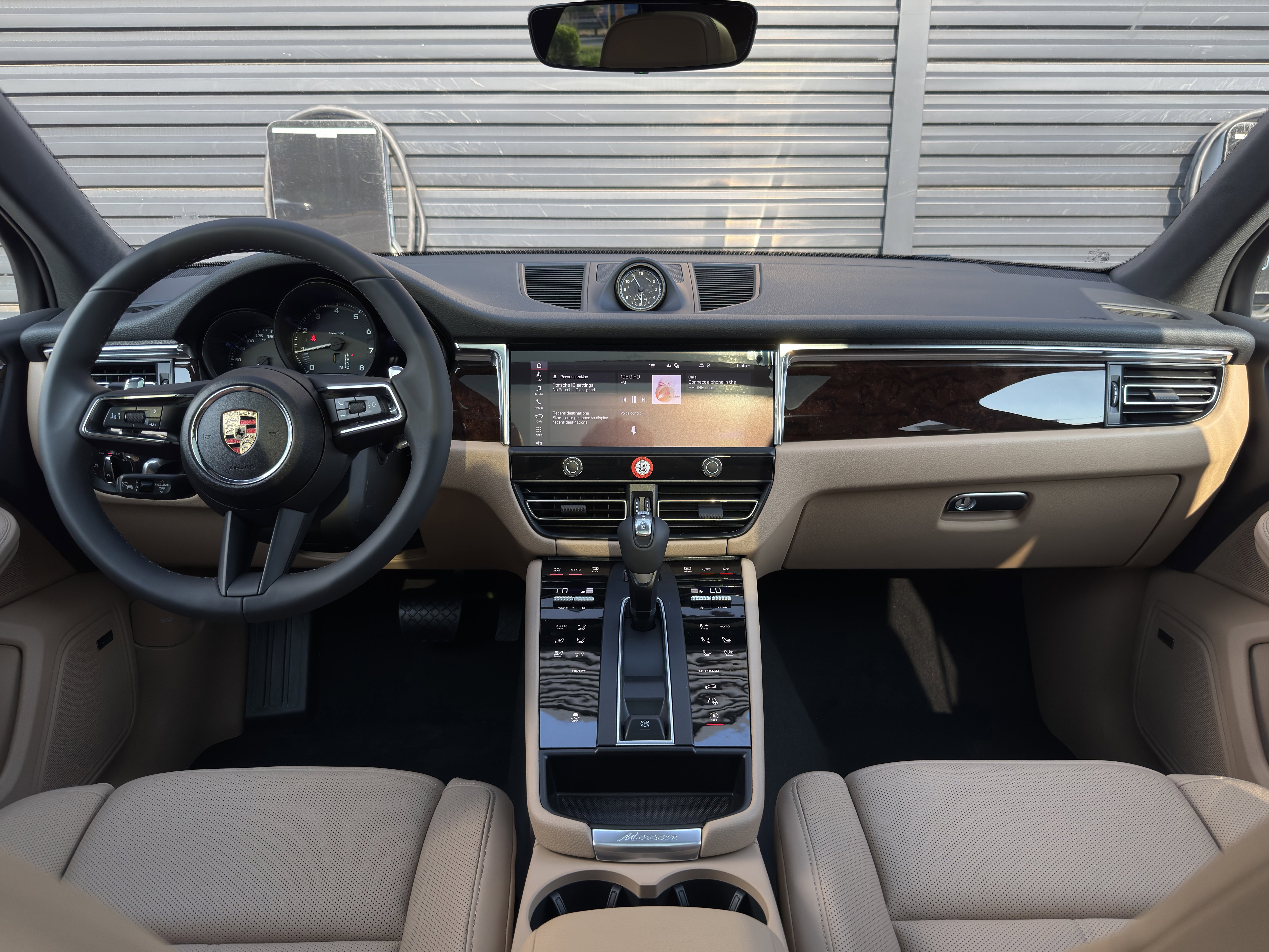 Certified 2025 Porsche Macan AWD/4WD image 6