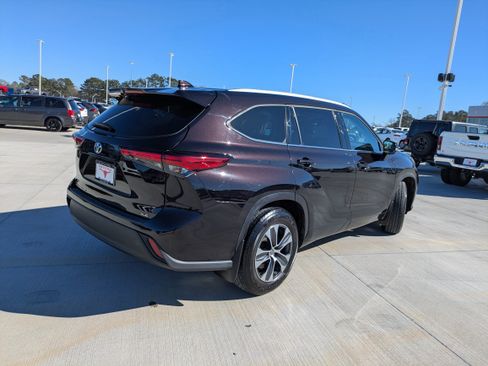Used 2022 Toyota Highlander XLE FWD image 7