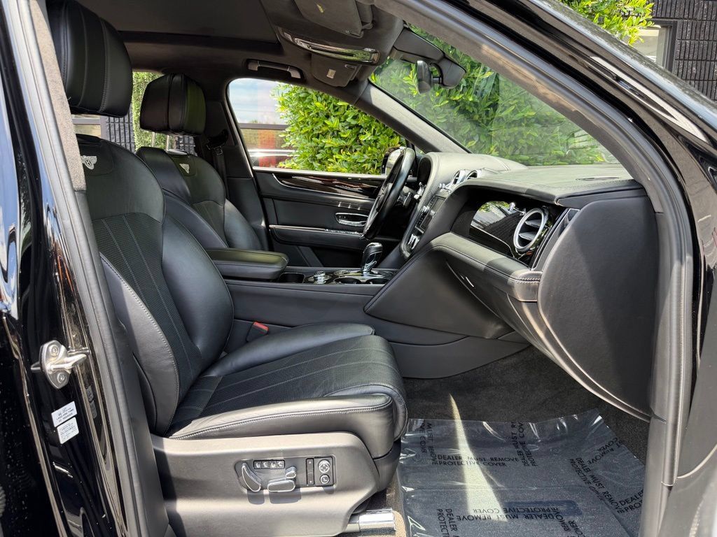 Used 2019 Bentley Bentayga AWD/4WD image 34