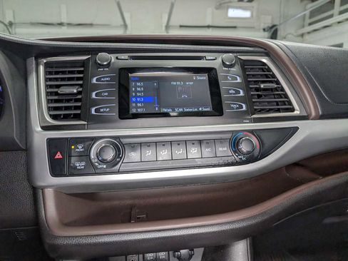 Used 2018 Toyota Highlander LE image 31