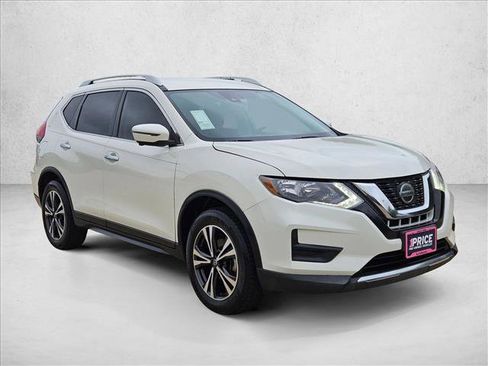 Used 2020 Nissan Rogue SV w/ Premium Package FWD image 3