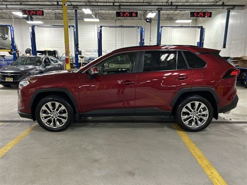 Used 2021 Toyota RAV4 XLE Premium image 5