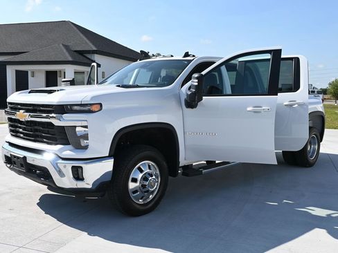 Used 2025 Chevrolet Silverado 3500 LT w/ Safety Package AWD/4WD image 15