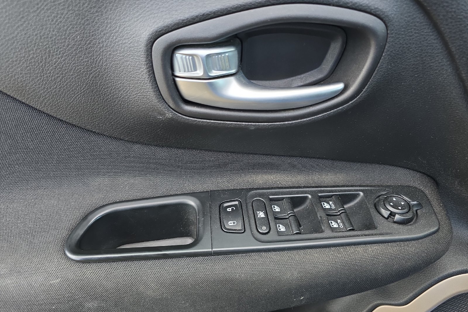 Used 2015 Jeep Renegade Latitude AWD/4WD image 11