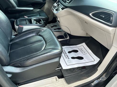Used 2017 Chrysler Pacifica Touring-L FWD image 12