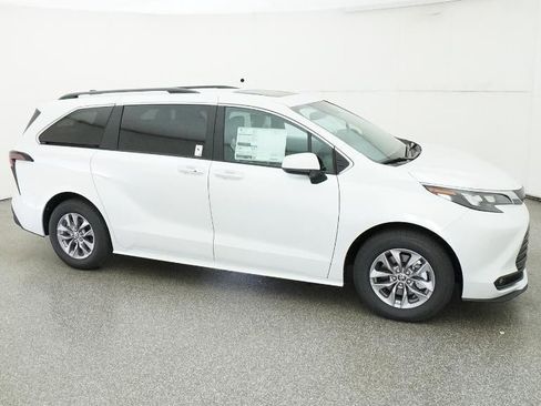 New 2026 Toyota Sienna XLE image 12