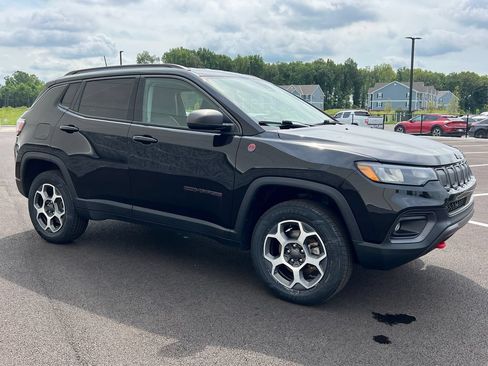 Used 2022 Jeep Compass Trailhawk w/ Trailhawk Convenience Group AWD/4WD image 2
