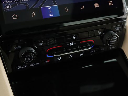 Used 2023 Jeep Grand Cherokee Limited image 14