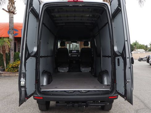 Used 2024 Mercedes-Benz Sprinter 2500 image 8