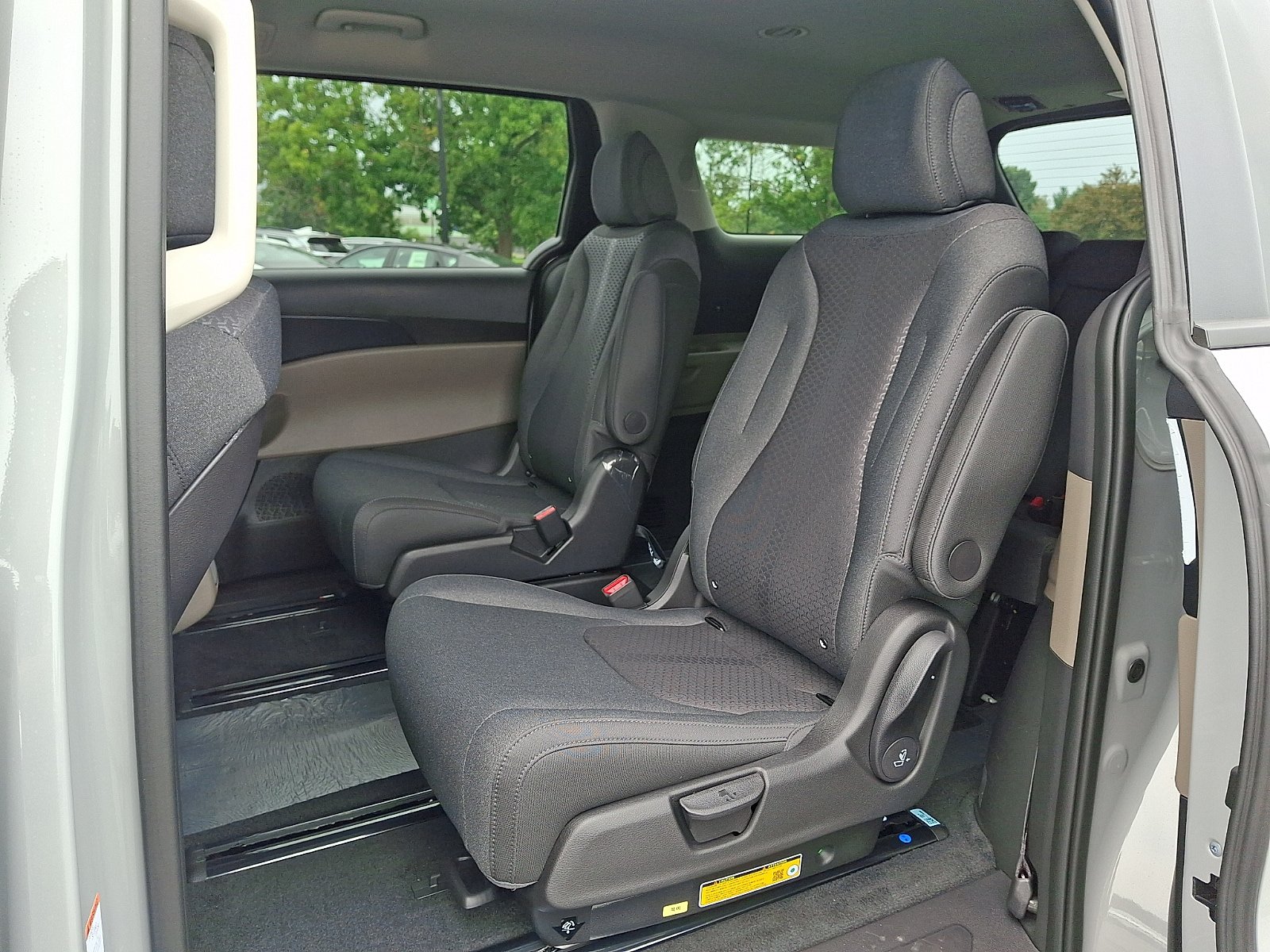 New 2027 Kia Carnival LX FWD image 6