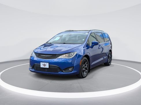 Used 2019 Chrysler Pacifica Touring-L w/ S Appearance Package FWD image 3