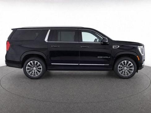 Used 2022 GMC Yukon XL Denali w/ Denali Premium Package AWD/4WD image 8