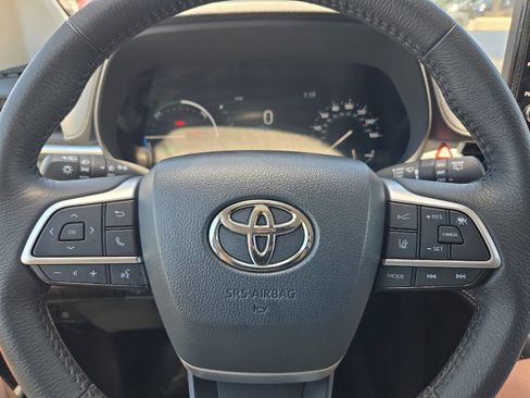 Certified 2026 Toyota Sienna XLE FWD image 23