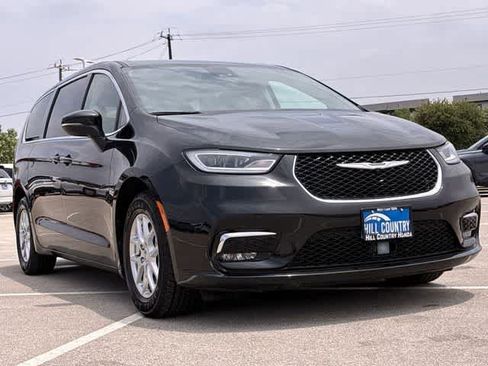 Used 2023 Chrysler Pacifica Touring-L FWD image 14
