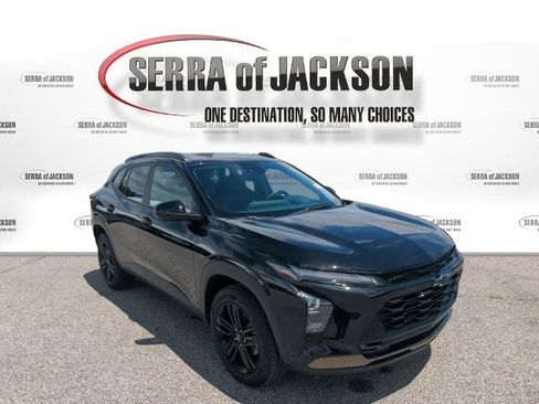Used 2025 Chevrolet Trax ACTIV w/ Driver Confidence Package FWD image 2