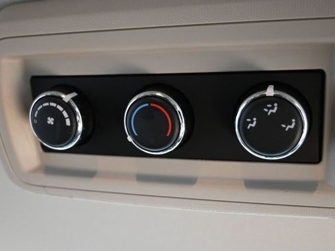 Used 2018 Dodge Grand Caravan SE w/ UConnect Hands-Free Group FWD image 33