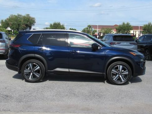 Certified 2025 Nissan Rogue SL FWD image 3