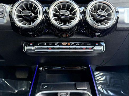 Used 2023 Mercedes-Benz GLB 250 4MATIC image 17