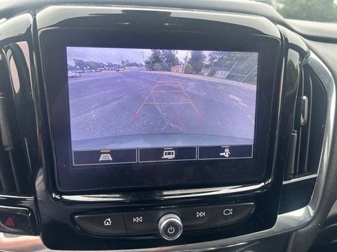 Used 2022 Chevrolet Traverse LT FWD image 9