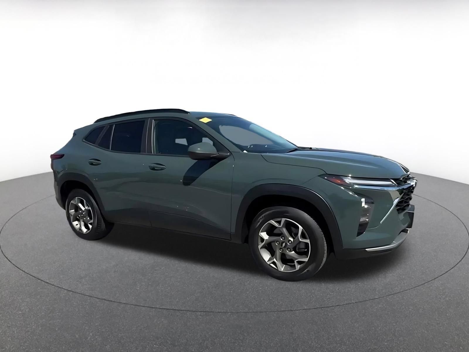 Used 2025 Chevrolet Trax LT w/ LT Convenience Package FWD image 2