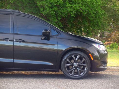 Used 2019 Chrysler Pacifica Touring Plus w/ S Appearance Package FWD image 34