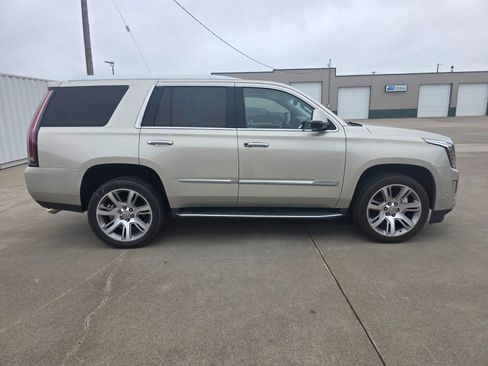 Used 2017 Cadillac Escalade Luxury AWD/4WD image 4