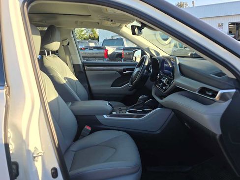 Used 2023 Toyota Highlander Platinum image 10