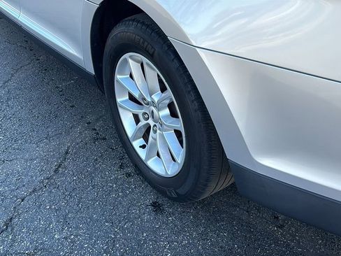 Used 2015 Ford Taurus SE image 9