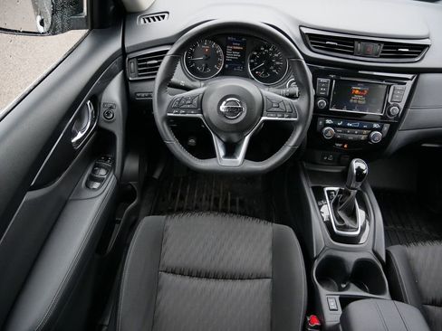 Used 2020 Nissan Rogue SV image 18