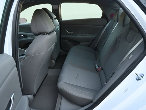 Certified 2025 Hyundai Elantra SE FWD image 11