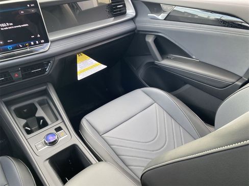 New 2025 Volkswagen Tiguan SE image 12