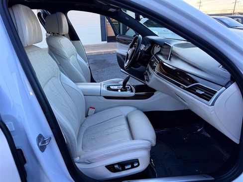 Used 2018 BMW 750i image 12