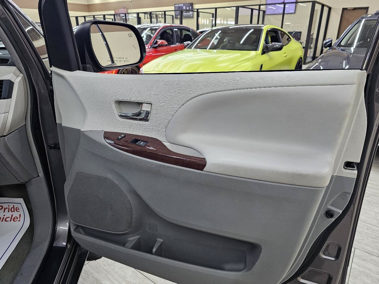Used 2013 Toyota Sienna XLE FWD image 44