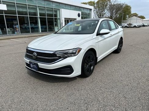 Certified 2023 Volkswagen Jetta SE w/ Panoramic Sunroof Package FWD image 3