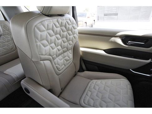 New 2025 Nissan Armada Platinum image 12