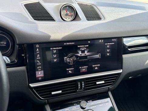 Used 2020 Porsche Cayenne image 19