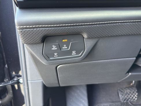 Used 2024 Volkswagen Atlas SE image 13