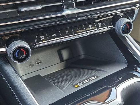 Used 2025 Chevrolet Traverse LT w/ LPO, Floor Liner Package FWD image 34